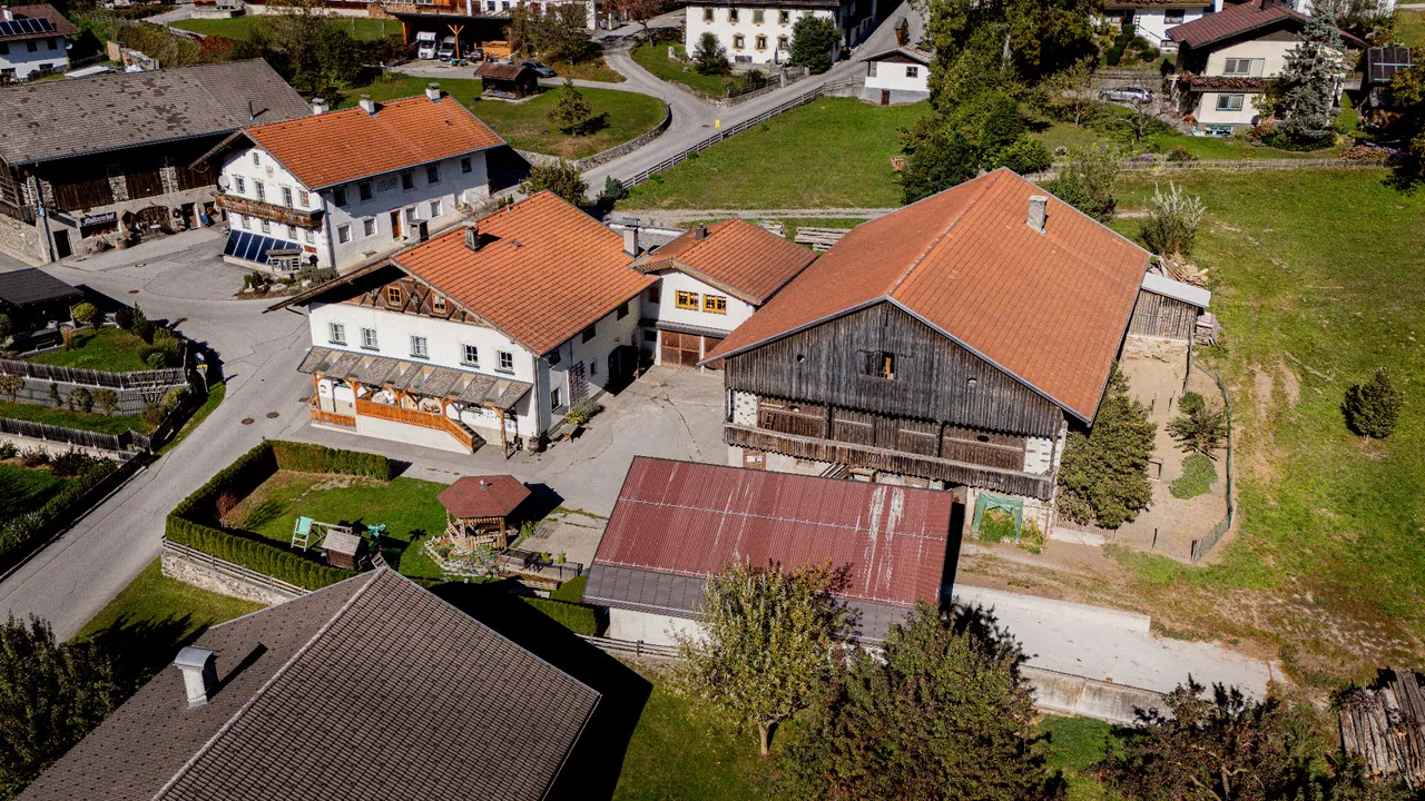 Der Binterhof in Nörsach aus der Luft: Wohnhaus, Stadl und Hofplatz